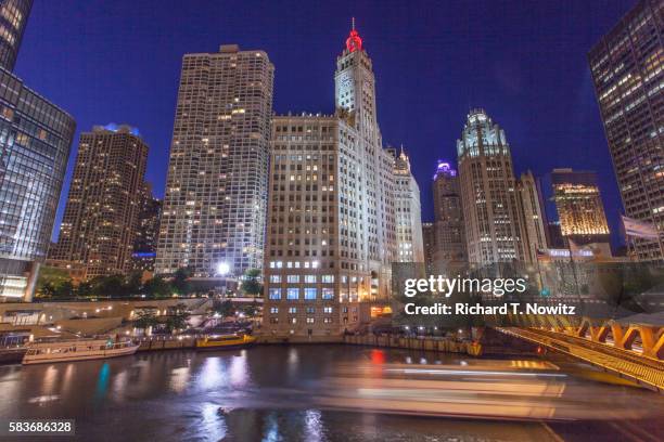 chicago river and skyline - michigan avenue imagens e fotografias de stock