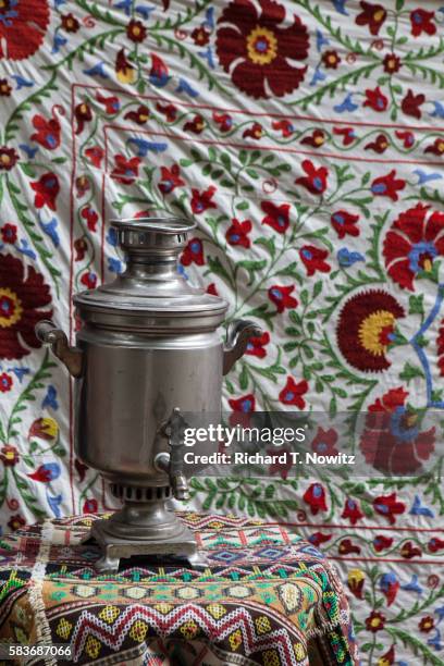 samovar and embroidered tablecloth - tbilisi photos et images de collection