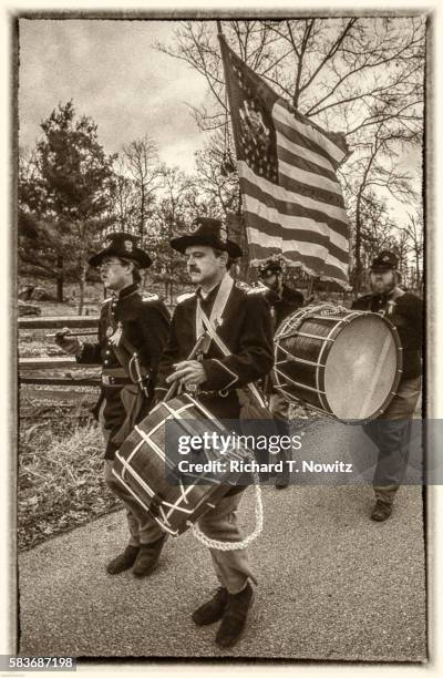 union soldiers and american flag gettysburg civil war - american civil war battle stockfoto's en -beelden