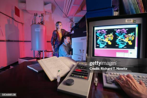 scientists examining molecules - 1990 1999 fotografías e imágenes de stock