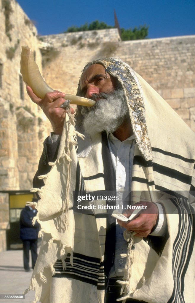 Shofi Rabbi Rabbi Blowing Shofar Foto stock - Getty Images