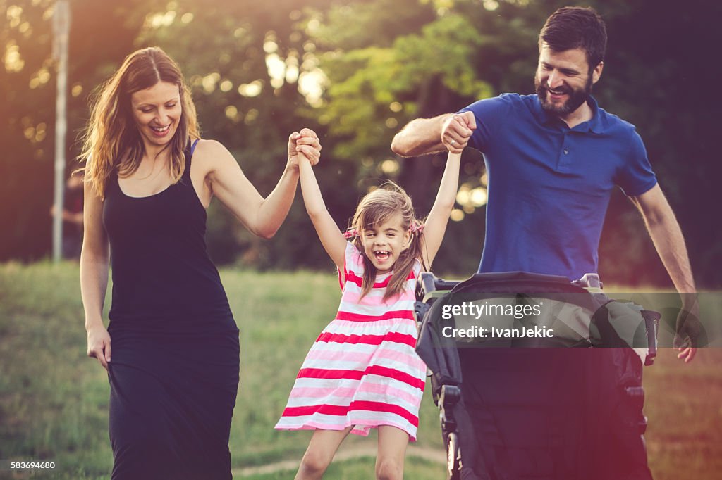 Tia e tio se divertindo com sua sobrinha na natureza