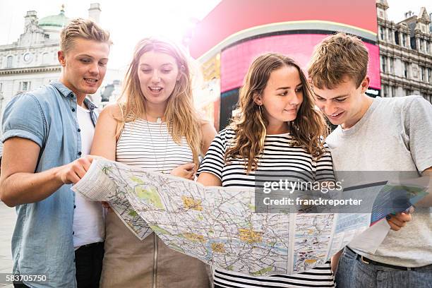 friends looking the map in piccadilly circus - londen en omgeving stockfoto's en -beelden