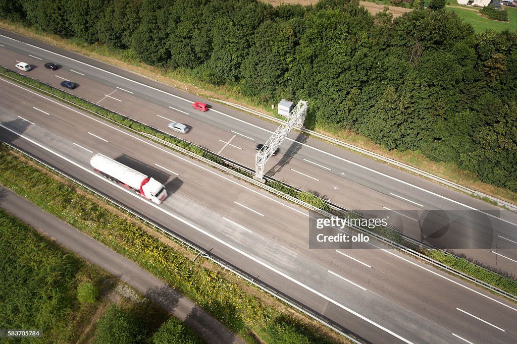 Autobahn und Kontrollportal - Luftbild