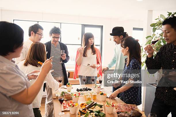 ゲストハウスでランチパーティーを楽しむ友達 - 飲み会　日本 ストックフォトと画像