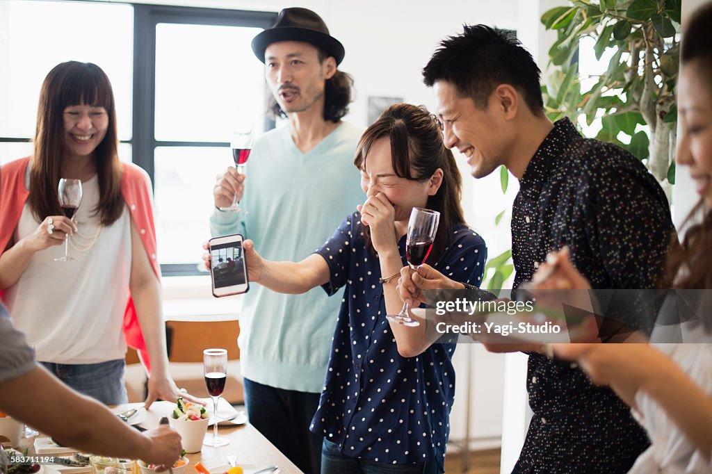 ゲストハウスでランチパーティーを楽しむ友達