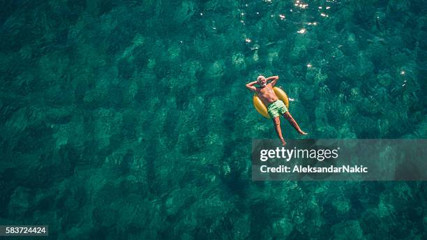 relaxing in the sea - in de lucht zwevend man stockfoto's en -beelden