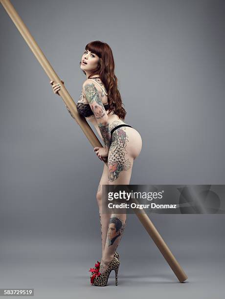 pin-up curvy girl with tattoos - pin up girl tattoo fotografías e imágenes de stock
