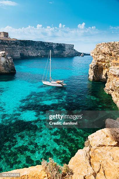 crystal lagoon, comino - malta - blue lagoon malta stock pictures, royalty-free photos & images