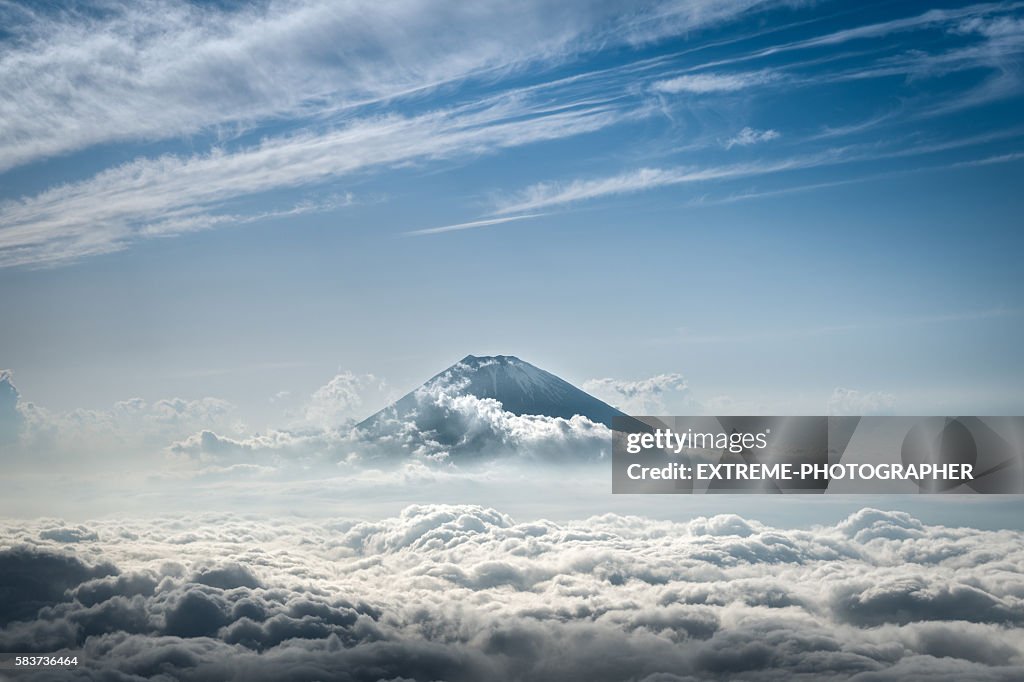 Berg Fuji steigt über den Wolken