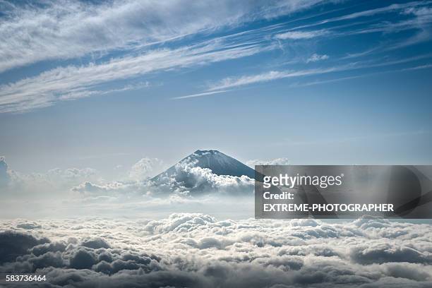 雲の上に立ち上る富士山 - aerial view cloud ストックフォトと画像