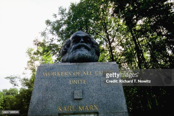 tomb of karl marx - highgate stock-fotos und bilder