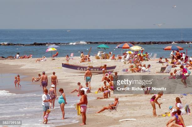 beachgoers in cape may - condado de cape may imagens e fotografias de stock