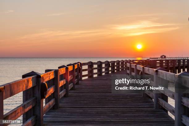 sunset over gulf - ms stockfoto's en -beelden