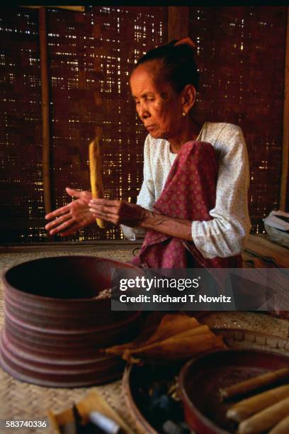 woman making cheroots - cheroot stock-fotos und bilder