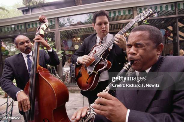 new orleans musicians performing outside restaurant - jazz stock pictures, royalty-free photos & images