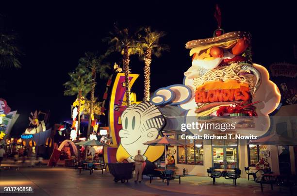 universal studios food court - amusement park sign stock pictures, royalty-free photos & images