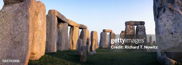 stonehenge at dusk - stonehenge stock-fotos und bilder