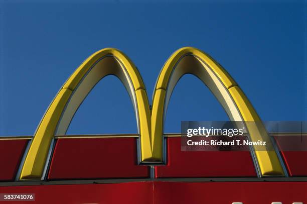 mcdonald's sign - mcdonald's stock pictures, royalty-free photos & images