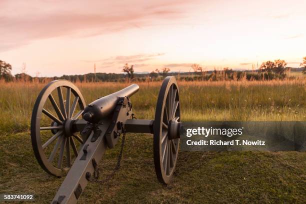 cannon gettysburg battlefield - battlefield stock pictures, royalty-free photos & images