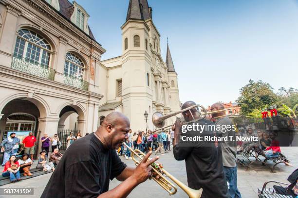 trumpet player in jackson square - st louis cathedral new orleans 個照片及圖片檔