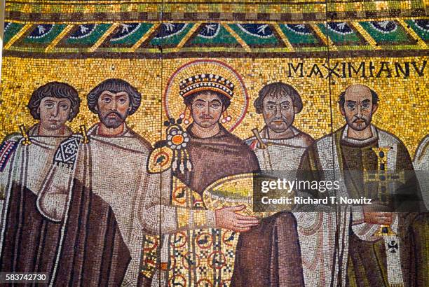 detail of byzantine mosaic of emperor justinian and his retinue - bizantino imagens e fotografias de stock