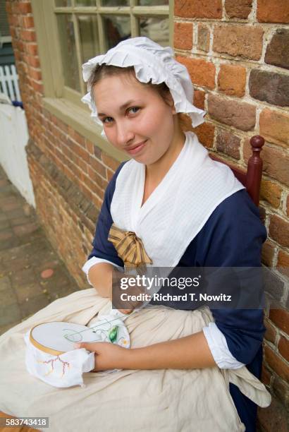 woman in colonial era clothing - 歴史博物館 ストックフォトと画像