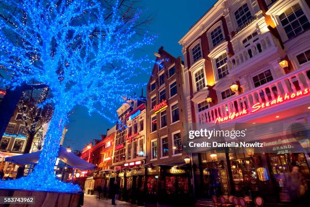 amsterdam street scene at christmas - amsterdam night stock-fotos und bilder