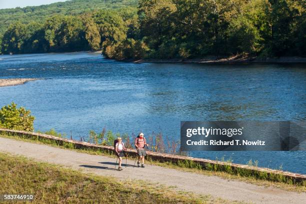 hikers on the appalachian trail - delaware water gap national recreation area stock pictures, royalty-free photos & images