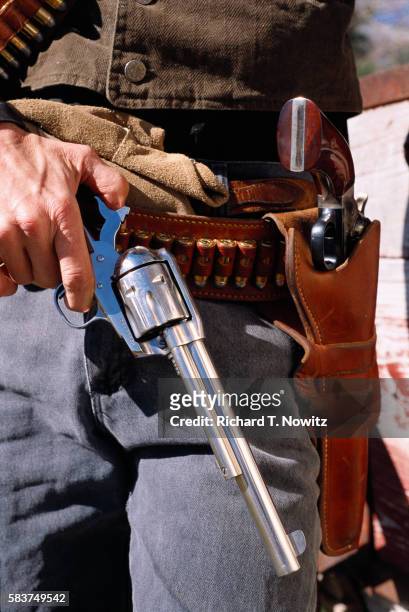 gunslinger cocking gun - holster 個照片及圖片檔