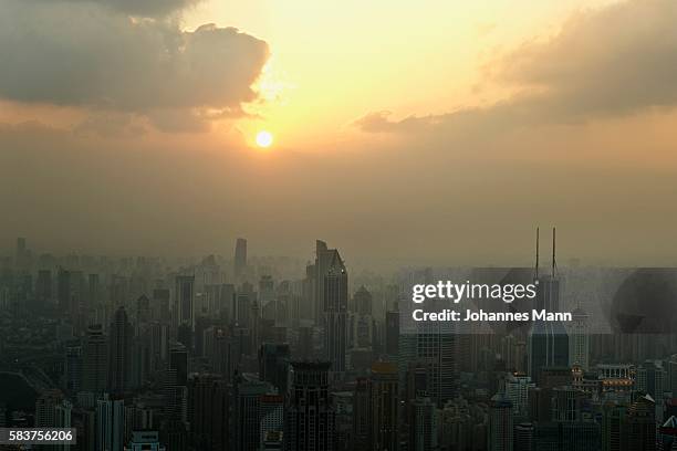 shanghai cityscape - ozonschicht stock-fotos und bilder