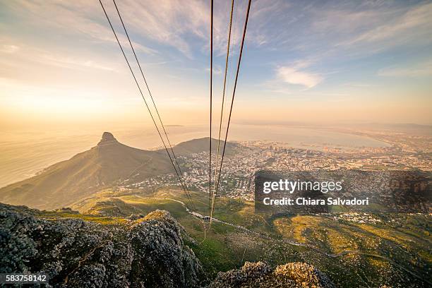 table mountain aerial cableway in cape town - città del capo foto e immagini stock