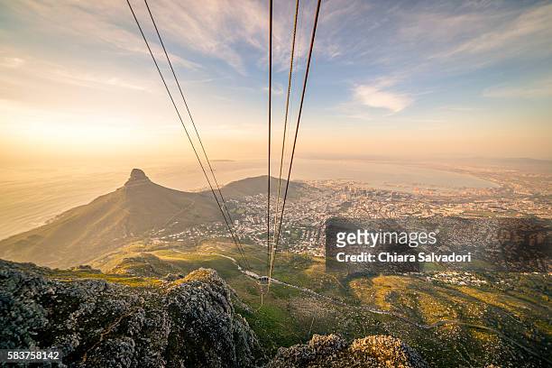 table mountain aerial cableway in cape town - table mountain cape town imagens e fotografias de stock