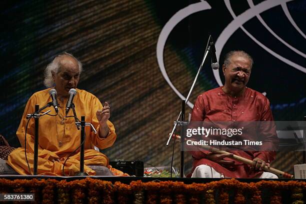 Pandit Hariprasad Chaurasia Photos and Premium High Res Pictures ...