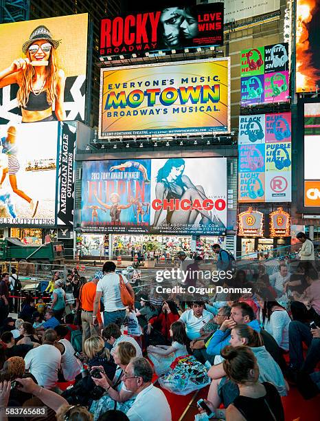 broadway theater billboards, new york - distrito de los teatros de manhattan fotografías e imágenes de stock