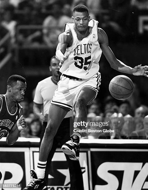 Reggie Lewis 32 Reggie Lewis Basketball Player Stock Photos, High-Res Pictures, and ...