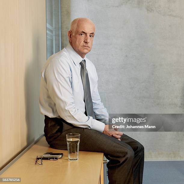 businessman sitting on cabinet - arrogant stock-fotos und bilder