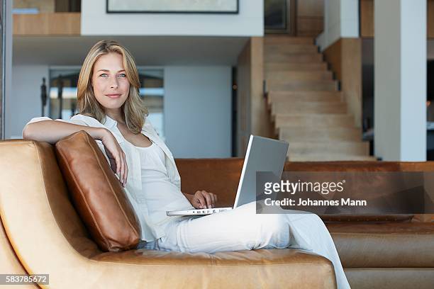 woman using laptop computer - 40s laptop stockfoto's en -beelden