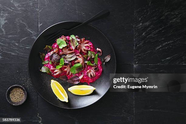 grilled octopus with beetroot tzatziki - beterraba tubérculo imagens e fotografias de stock