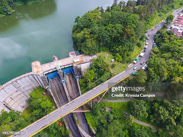 cachi dam, costa rica - aerial view - alternative fuel vehicle stock-fotos und bilder