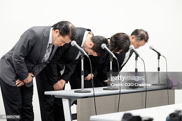 japanische geschäft entschuldigung - versöhnung stock-fotos und bilder