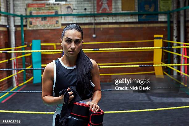 boxing club - women's boxing stock-fotos und bilder