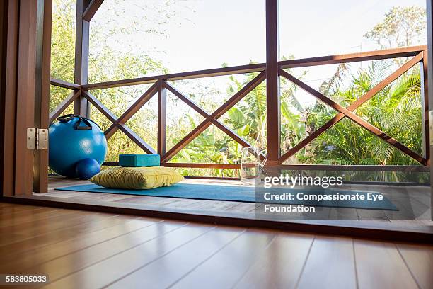 yoga mat on balcony - tatame equipamento para exercícios - fotografias e filmes do acervo