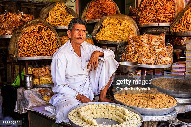 indische street anbieter verkaufen süßigkeiten in der nähe von jaipur, indien - indian market stock-fotos und bilder