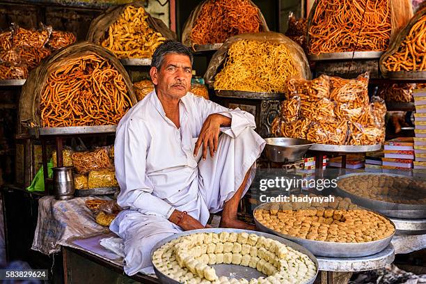 indienne rue vente de douceurs de jaipur, en inde - indian market photos et images de collection