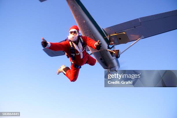 santa claus jumping from the plane - vigo fotografías e imágenes de stock