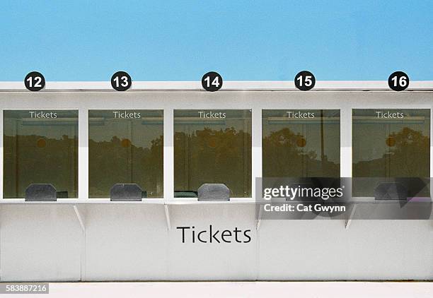 empty ticket windows - taquilla lugar de comercio fotografías e imágenes de stock