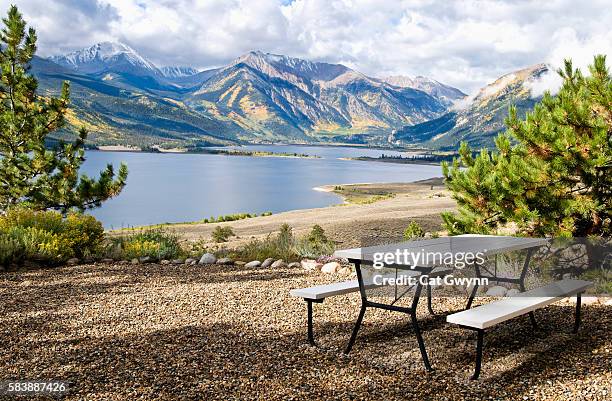 idyllic mountain lake - picnic table stock-fotos und bilder