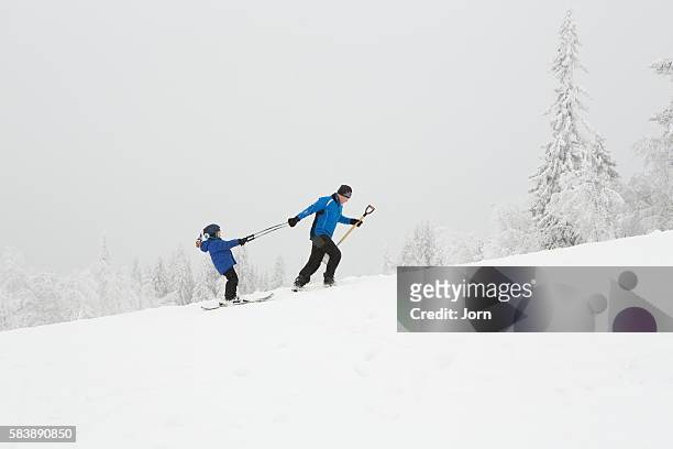 dad teaching boy (4-5) to cross country ski, valdres, norway - cross country skis stockfoto's en -beelden