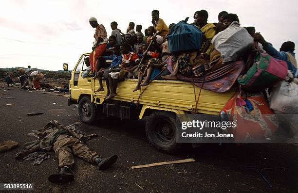 Refugees from Goma on the road between Mugunga and Sake.